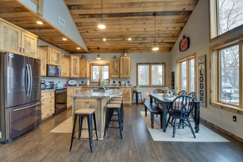 Kitchen & Dining Area