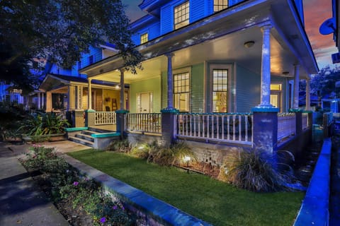Beautiful 1900 Victorian in Historic Downtown Savannah 4 bedrooms/2 baths




