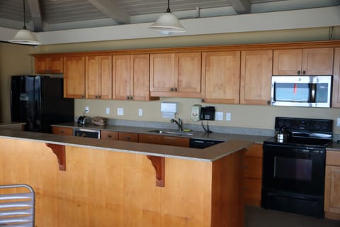 Full kitchen in the cabana for guest use
