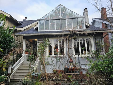 house and conservatory from front yard