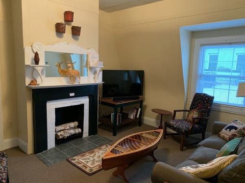 Living room with Roku Flat Screen 