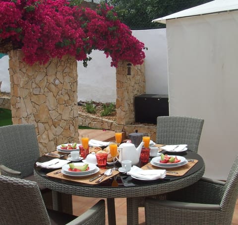 Breakfast on the patio, Casa Clare