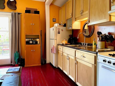 Full kitchen with icemaker in freezer.