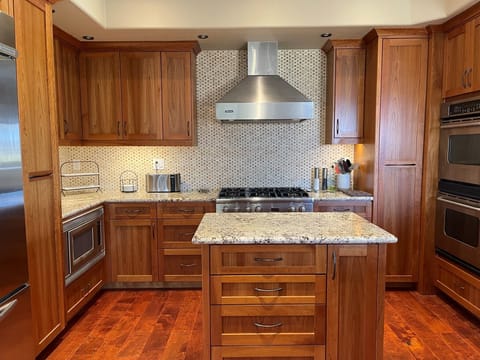 Spacious upscale kitchen!