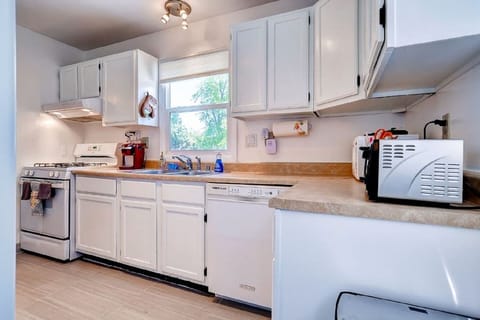 Immaculate kitchen, stainless steel dishwasher, self clean oven, refrig w ice