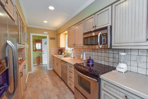 Yes!  There is a dishwasher