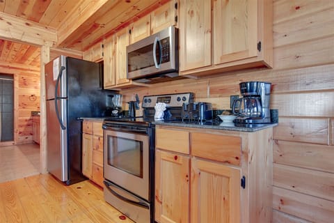 Fully Equipped Kitchen with Stainless Steel Appliance