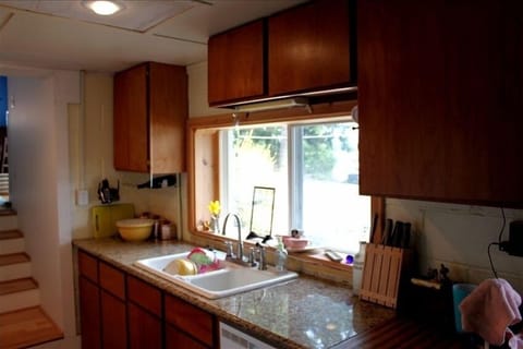 Fully equipped kitchen.