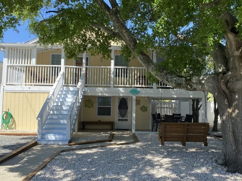 Five minute walk to the Atlantic....two minute walk to Banks Channel!!!