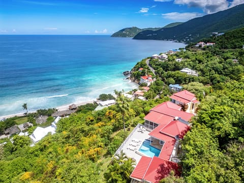 Private & quiet yet close to the beaches & restaurants along the north shore 
