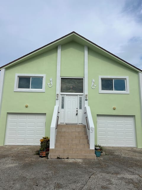 one full HOUSE, not 2 separate units.