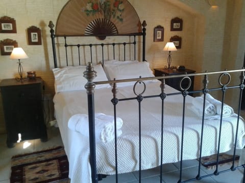 Main bedroom with en-suite bathroom - Tal-Bjar Villa Gozo