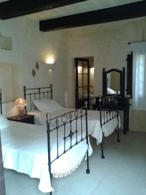 Twin Bedroom with en-suite shower room - Tal-Bjar Villa Gozo