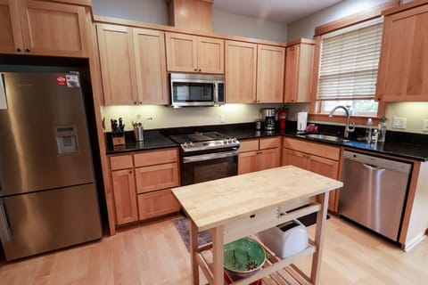 Kitchen with moveable island