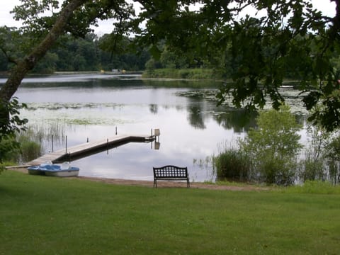 4 BR 1+1/2 BA, sleeps 8-12, w/ 220 ft shoreline. Low as $1600/wk US dollars.