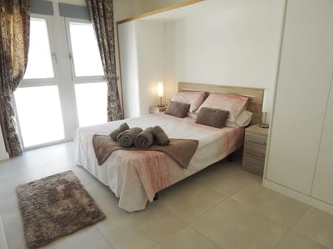 Master bedroom with en-suite & air conditoning