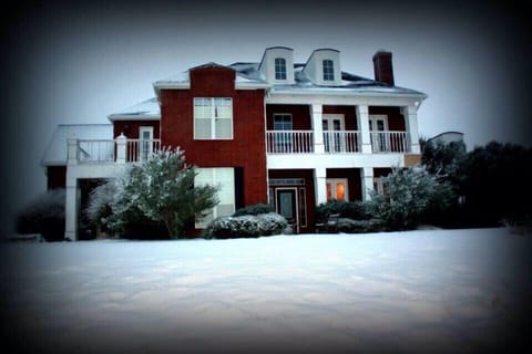 Five bedroom hunting lodge offers great views and a luxurious stay