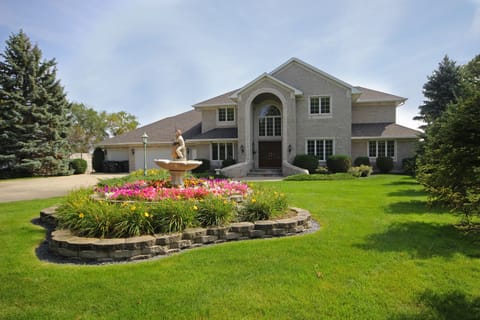 Front View of Lake Pointe
Flowers Vary