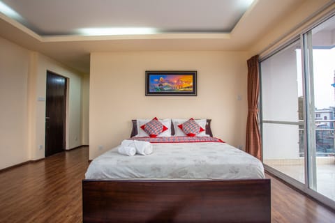 The room has an attached walkin closet and a bathroom accessible via leftway