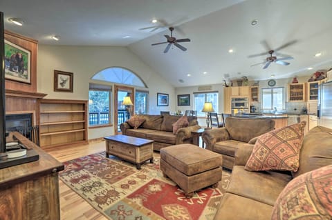 Living Room | Free WiFi | Central A/C & Heating | Smart TV