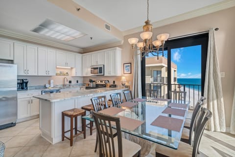 Dining Table for 8 with extra seating at the Breakfast Bar