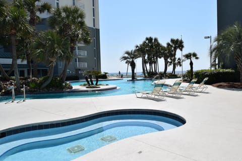 Huge Lagoon Pool & Hot Tub