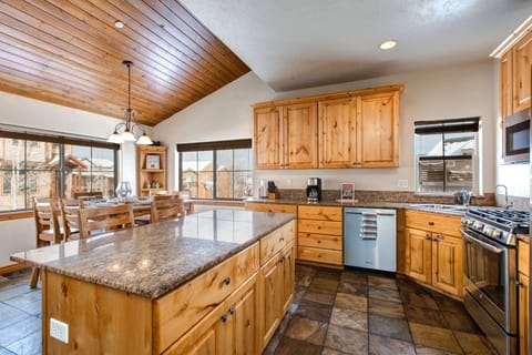 Vacation Rentals in Park City at Bear Hollow Village 5478: Fully-equipped kitchen