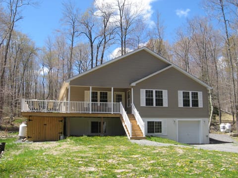 5 bd,3bth,huge wraparound deck with jaquzzi,firepit,modern home ,security,clean.