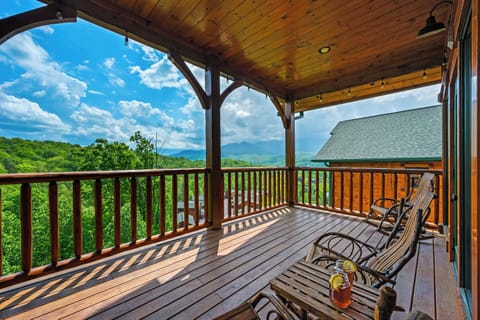 Covered upper deck w/swinging bed, unobstructed view of Mount Le Conte.