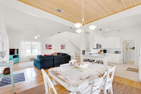 DIning table seats 6