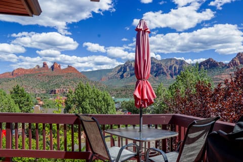 Amazing Deck views over Uptown! Walk to dinner and shops. No Traffic