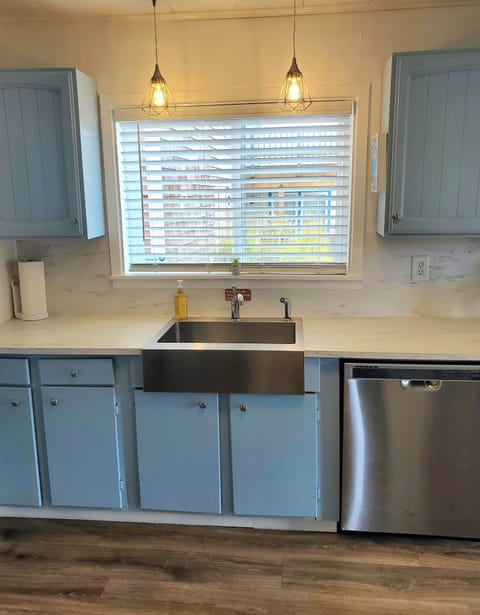 Bright Modern kitchen w/Stainless steel Dishwasher, Oven, Apron sink & Microwave