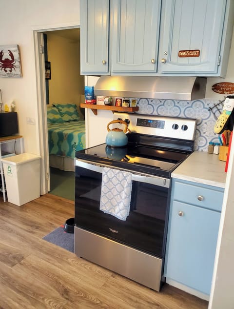 Kitchen w/New Oven, Dishwasher, Fridge, Microwave, toaster, coffee maker & more!