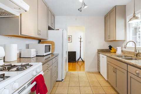 Fully equipped kitchen with double-door refrigerator.