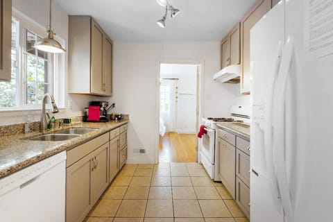 Fully equipped kitchen with double-door refrigerator.