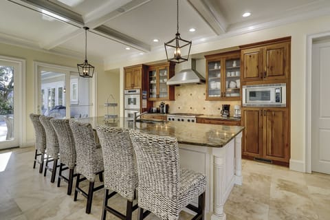 Main Floor Kitchen Bar