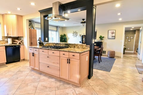 Culinary Haven: Spacious Open Kitchen, Fully Equipped 4 Feeding Big Gatherings