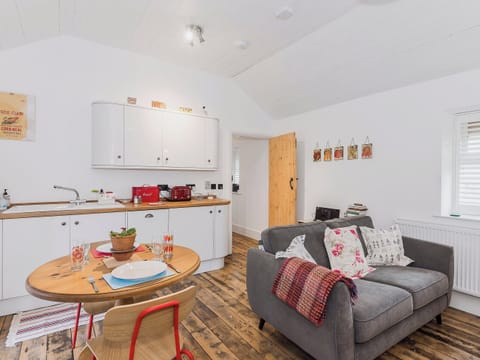 Attractive comfortable open plan living/dining room and kitchen | Ty&middot; Macsen - Ty Coch Chatham, Llandwrog, near Caernarfon