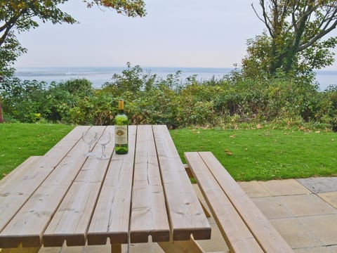 Sitting-out-area | Solent View, Freshwater