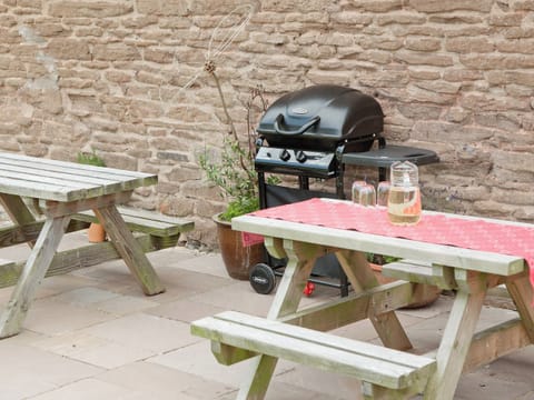 Sitting-out-area | Ashton Court Holiday Cottages - East Granary, Ashton, nr. Leominster