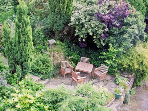 Sitting-out-area | Ashton Court Holiday Cottages - East Granary, Ashton, nr. Leominster