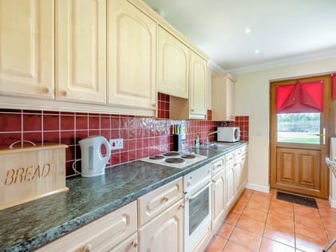 Kitchen/diner | Willow Tree Cottage - Linley Farm Cottages, St Osyth