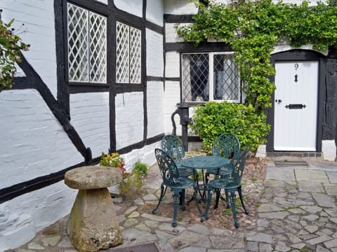 Sitting-out-area | Hathaway Hamlet, Stratford-upon-Avon