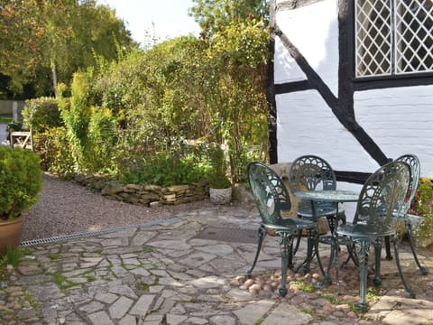 Sitting-out-area | Hathaway Hamlet, Stratford-upon-Avon