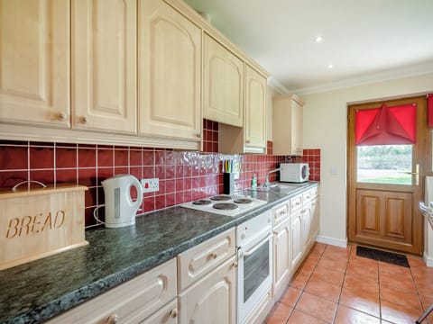Kitchen/diner | Pear Tree Cottage - Linley Farm Cottages, St Osyth