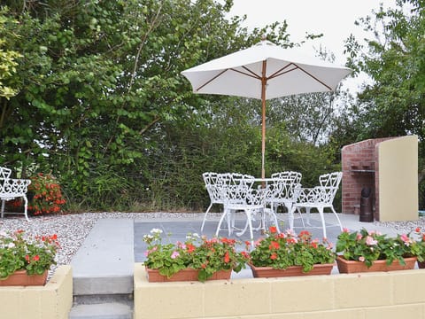 Sitting-out-area | Bont Cottage, Kidwelly