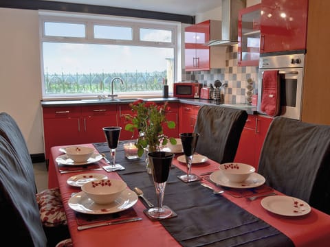 Kitchen/diner | Bont Cottage, Kidwelly