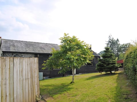 Garden | Hirros Hall Longhouse, Llanerfyl, nr. Welshpool