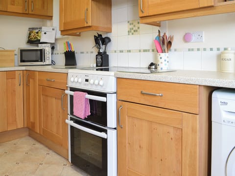 Modern fitted kitchen | Poplar Bungalow, Lyng, near Norwich