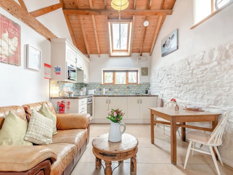 Open plan living space | The Dairy - Milton End Farm Barns, Arlingham, near Frampton-on-Severn